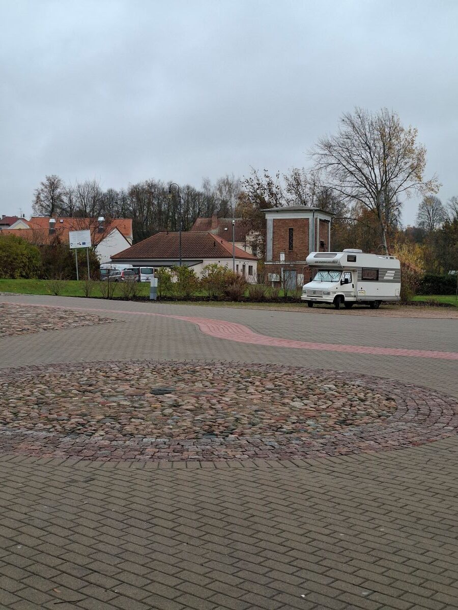 Asuntoauto Bauskan linnan kupeessa